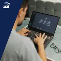 Ein Mann benutzt am Computer ChatGPT