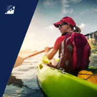 Eine Frau beim Kajakfahren