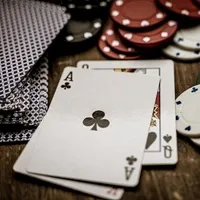 Das Bild zeigt ein Set Spielkarten und Pokerchips in verschiedenen Farben