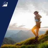 Eine Frau läuft auf einem Trail