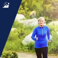 Eine alte Frau beim Laufen