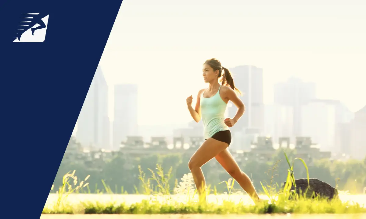 Eine Frau läuft im Sommer. Im Hintergrund ist eine Stadt zu sehen.