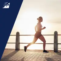 Eine Frau beim Laufen am Meer