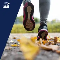 Beine und Laufschuhe einer Läuferin