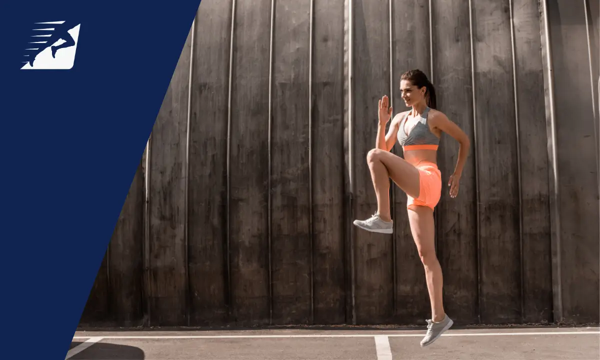 Eine Frau beim Kniehebelauf