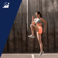 Eine Frau beim Kniehebelauf