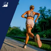 Die Beine einer tätowierten Frau beim Laufen