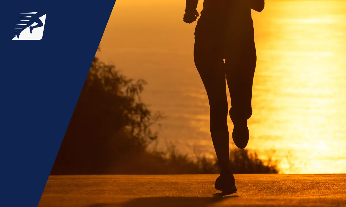 Eine Frau beim Laufen bei Sonnenaufgang