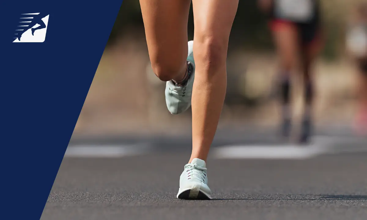 Die Beine einer Frau beim Laufen auf Asphalt