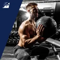 Ein Mann beim Wall Ball werfen