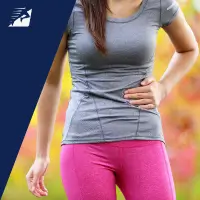 Eine Sportlerin  mit Seitenstechen