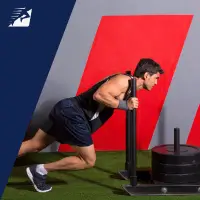 Ein gut trainierter Mann beim Sled Push Training für Hyrox