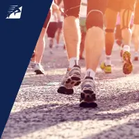 Beine und Laufschuhe einer Läuferin