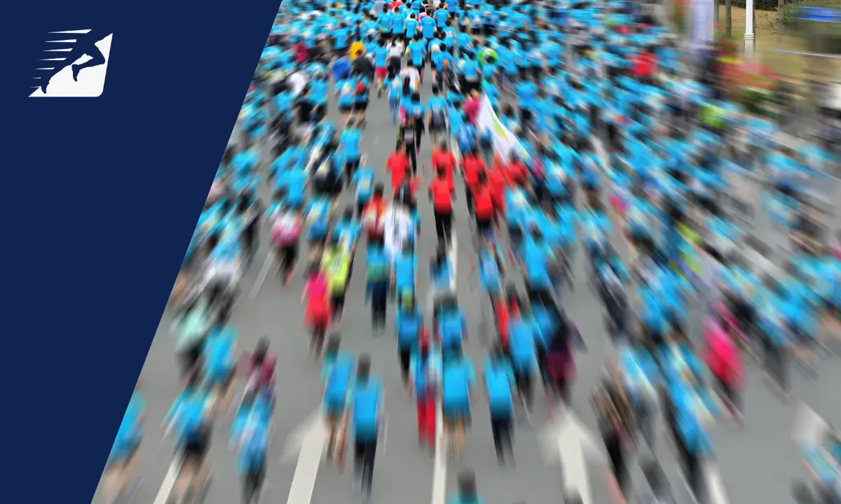 Ein verschwommenes Bild mit vielen Läufern bei einem Wettkampf