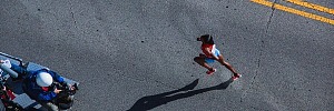 Frau beim Marathon laufen