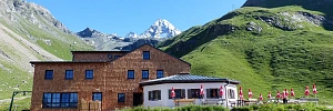 Die Lucknerhütte mit Blick auf den Großglockner in der Glocknergruppe