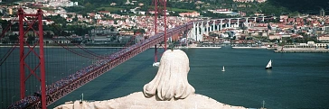 A bridge packed with runners at the Lisbon Half Marathon
