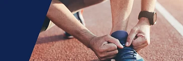 Ein Mann bindet seinen Laufschuh
