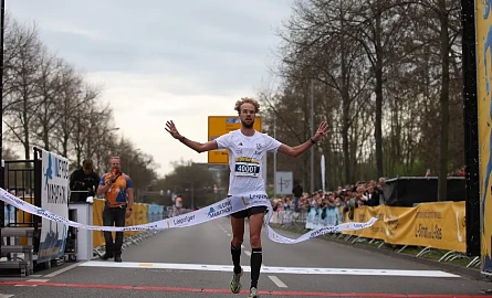 Nic Ihlow siegte beim Leipzig Marathon 2025 zum vierten Mal in Serie