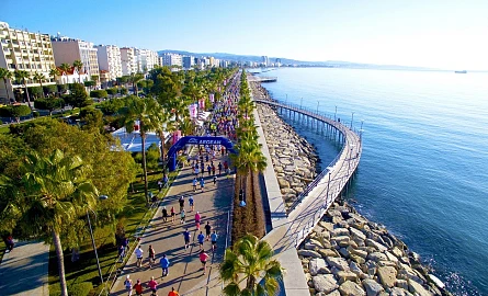 Laufen und den Meerblick genießen: Das bietet in Zypern nicht nur der Limassol Marathon