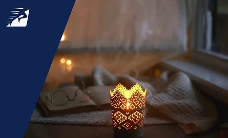 Abendlicht mit Buch im Hintergrund