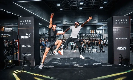 2 gut gelaunte Athleten bei einem Hyrox-Wettkampf