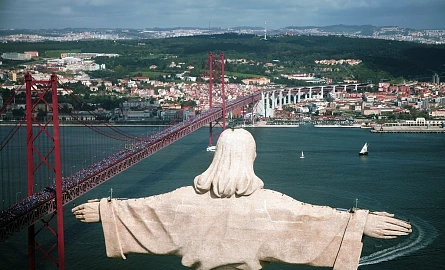 Eine Brücke voll gefüllt mit Läufern beim Lissabon Halbmarathon