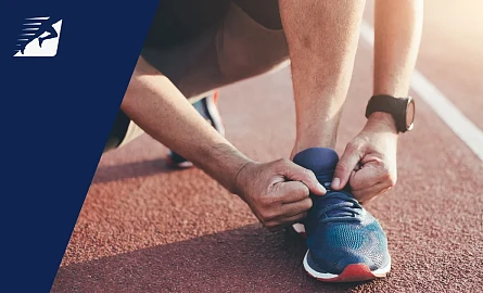 Ein Mann bindet seinen Laufschuh