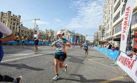 Eine Läuferin beim Valencia Marathon