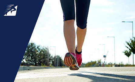 Die Beine einer Läuferin beim Laufen auf Asphalt