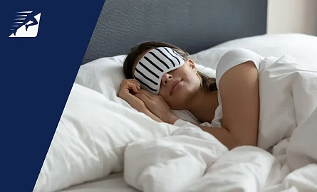 Eine Frau beim Schlafen im Bett