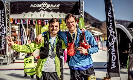 MOUNTAINMAN Wintertrail Reit im Winkl: Glückliche Teilnehmer im Ziel.