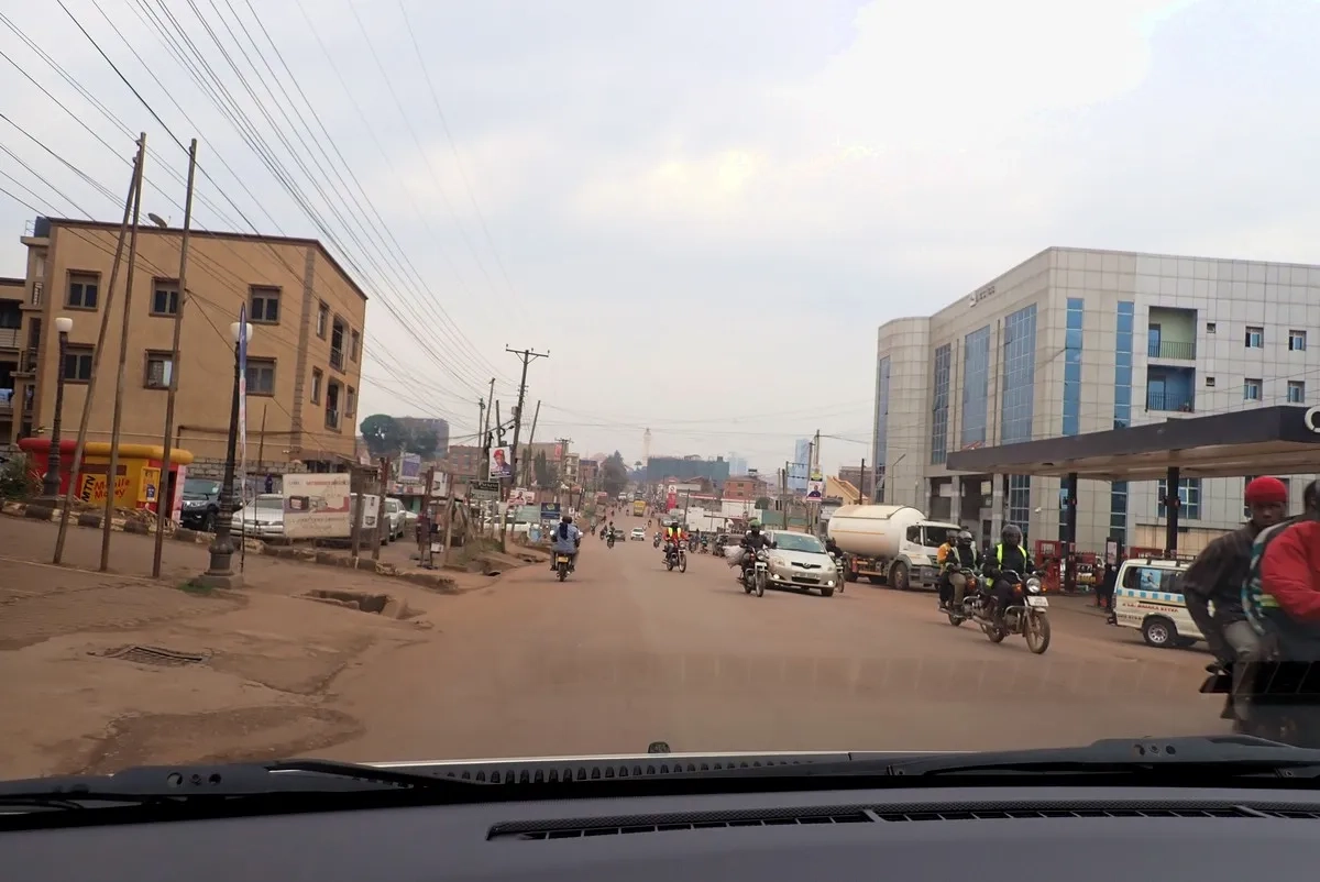 Nationalpalast in Kampala und Besuch der Folterkammer