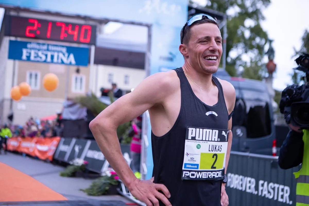 Lukas Hollaus nach seinem Sieg beim Salzburg Marathon