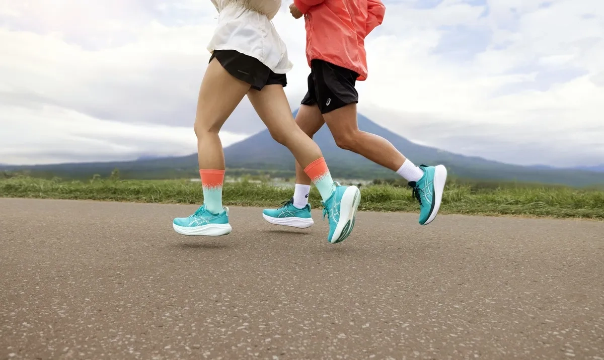 Zwei Läufer mit den Laufschuh Asics Gel Nimbus