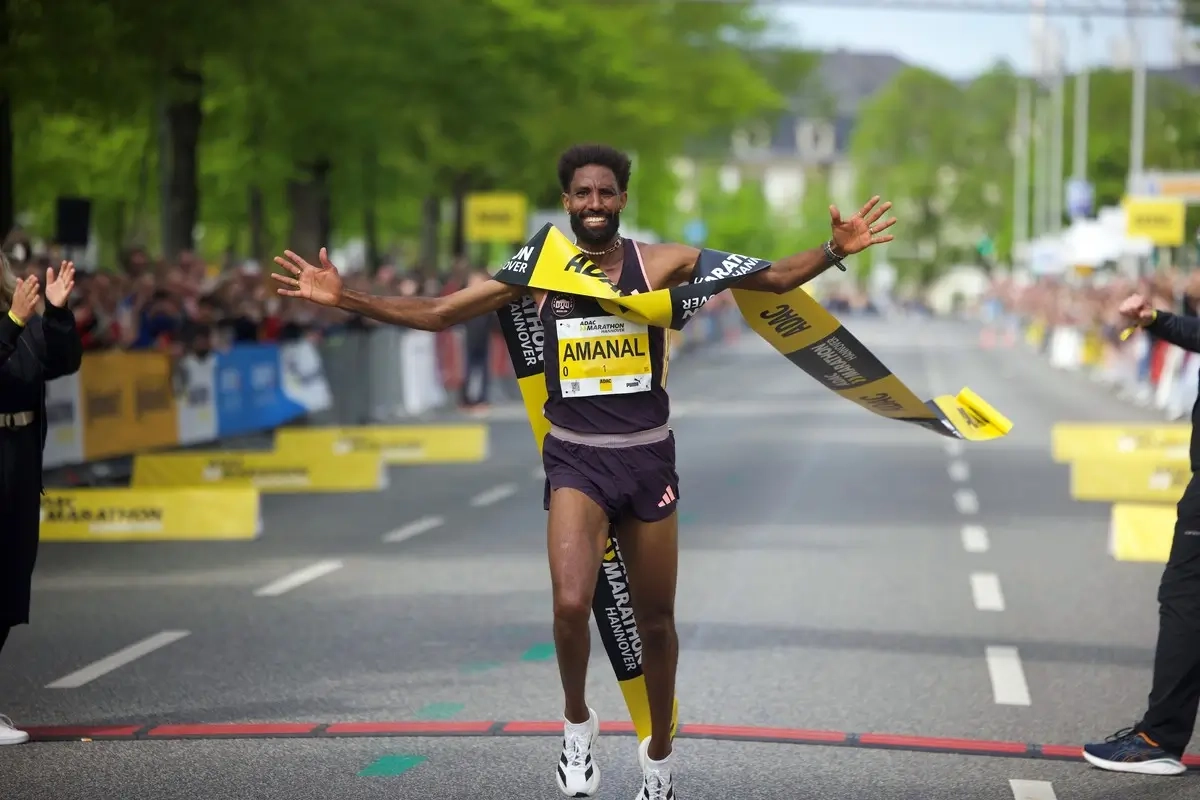 Amanal Petros siegt beim Hannover Marathon 2024 mit neuem Streckenrekord von 2:06:05 Stunden.