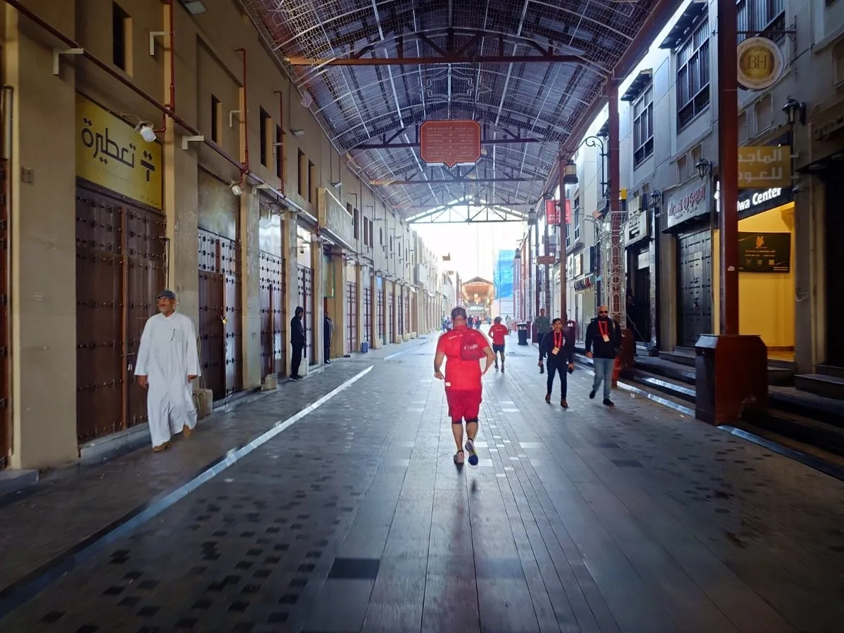 Kuwait Marathon 2024: Beim Durchlauf durch den Souq