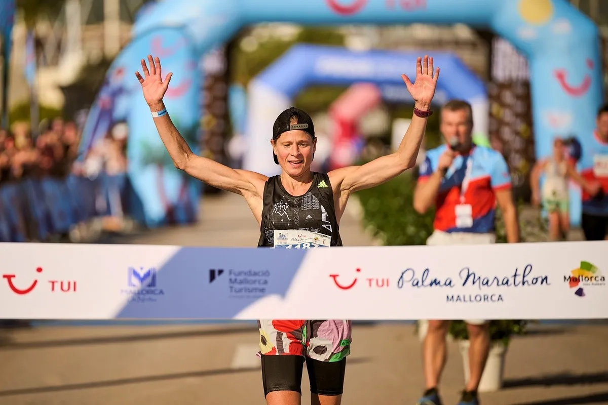 Mallorca Marathon 2025: Marathon-Siegerin Rebecca Robisch