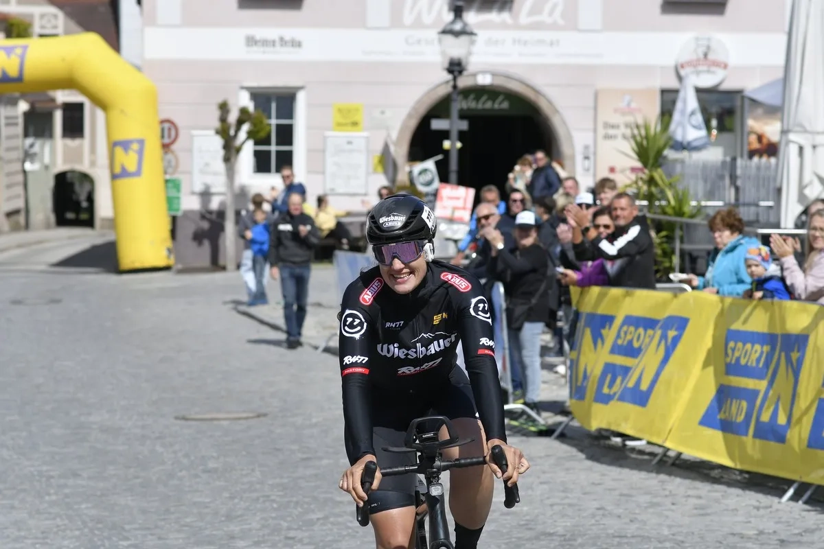 Elena Roch wird Eurpameisterin beim Race Around Niederösterreich 2025