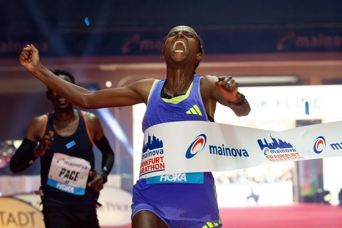 Frankfurt Marathon 2024: Siegerin Hawi Feysa Geija mit neuem Streckenrekord
