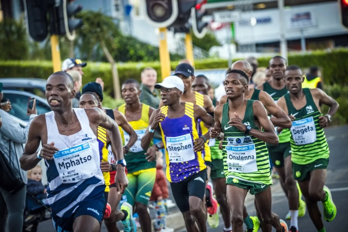 Two Oceans Marathon 2024: Spitzengruppe 56km (mit weißer Mütze Mokoka).
