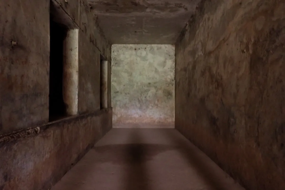 Nationalpalast in Kampala und Besuch der Folterkammer