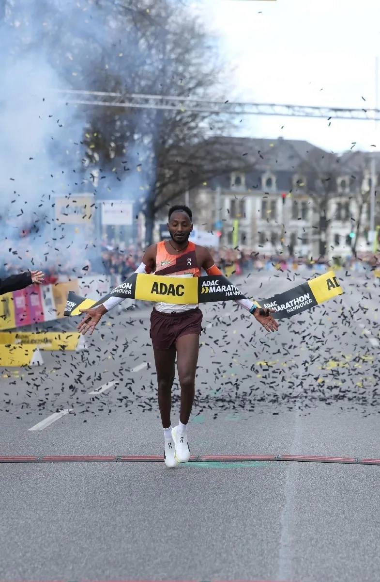 Samuel Fitwi siegt beim Hannover Marathon 2025