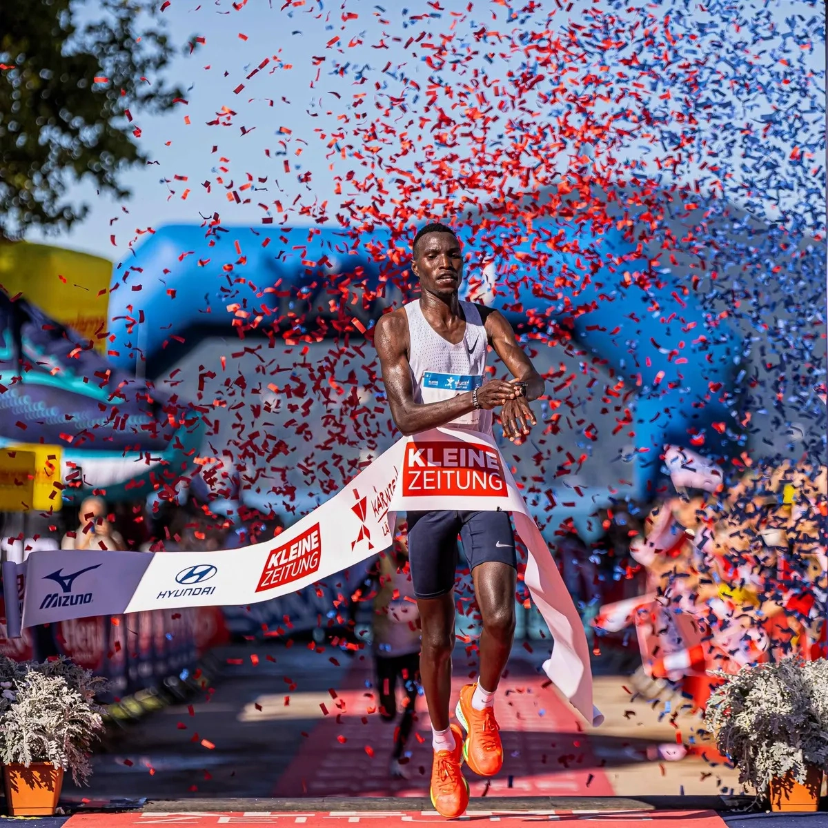 Wörthersee Halbmarathon 2025: Mathew Kiplimo triumphiert für Kenia. (Foto: © Mjk/kaerntenlaeuft) Wörthersee Halbmarathon 2025: Mathew Kiplimo triumphiert für Kenia.