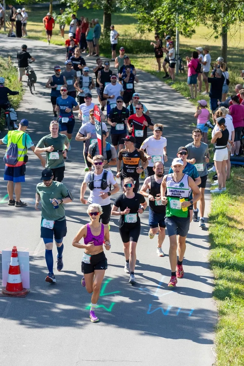 Läufer auf der Strecke beim Metropolmarathon Fürth-Nürnberg 2025