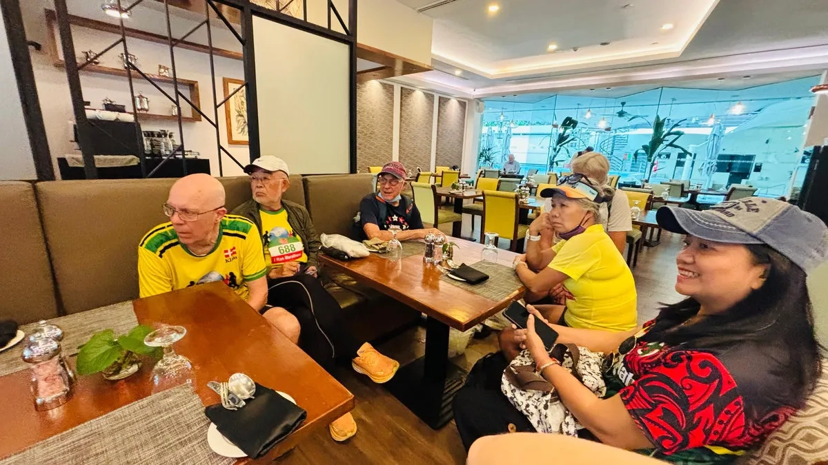 Brunei Marathon 06 beim Frühstück