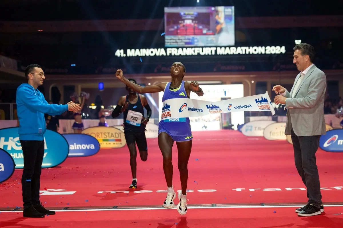 Frankfurt Marathon 2024: Siegerin Hawi Feysa Geija mit neuem Streckenrekord
