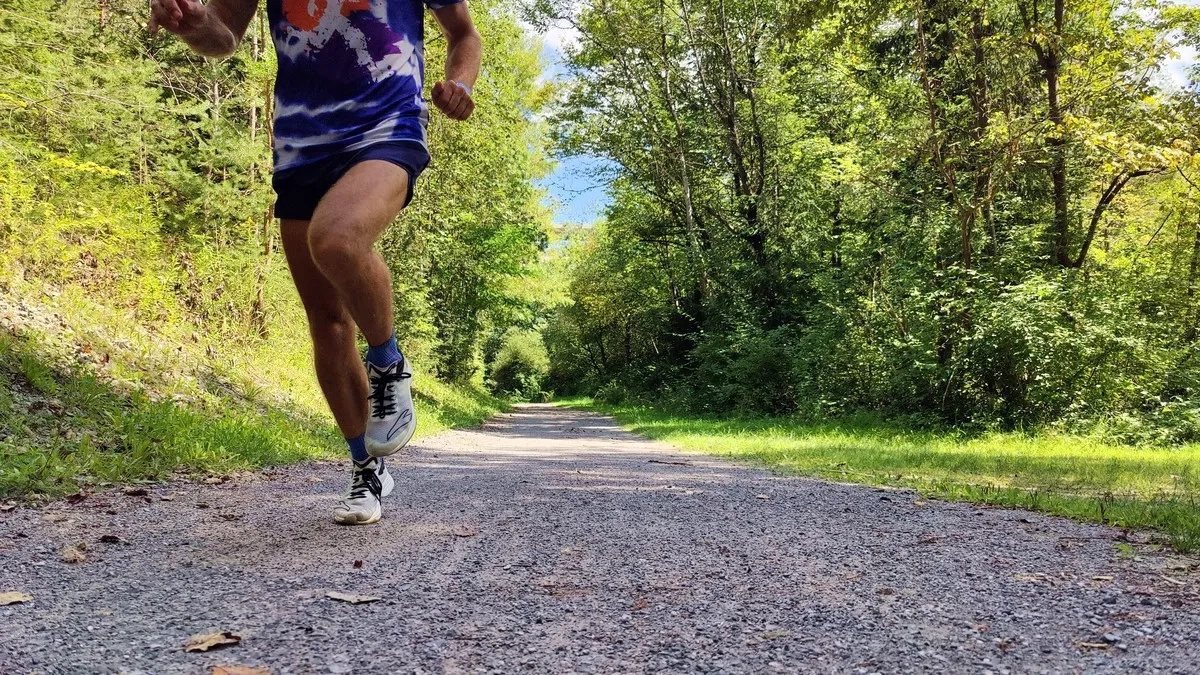 Laufen mit dem Laufschuh Anta Mach Pro