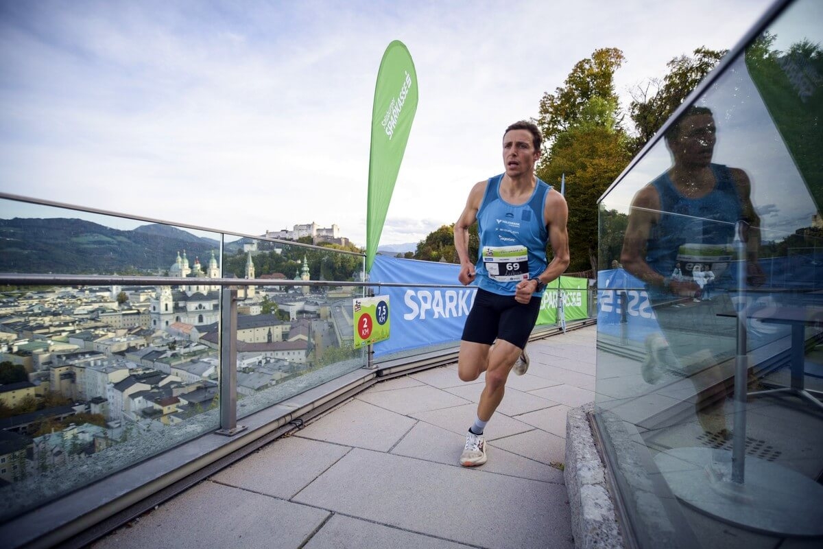 Der Führende Lukas Hollaus beim Festungstrail auf Höhe Museum der Moderne.