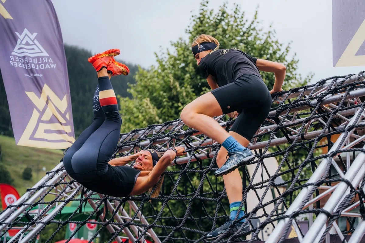 Arlberger Wadlbeisser 2025: Akrobatischer Einsatz und Geschicklichkeit sind gefordert.